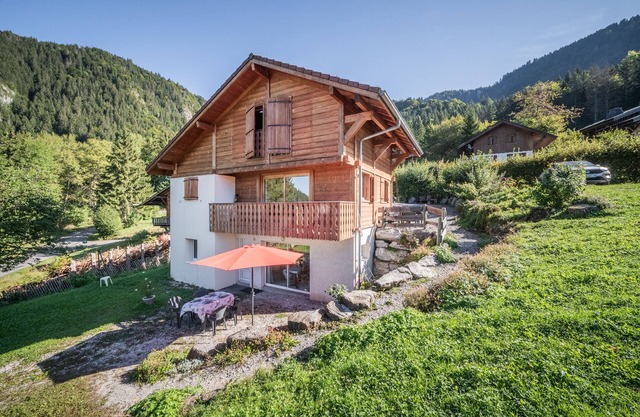 Chalet Les Mios, at Isa, with view between lake and mountains, private terrace and Wi-Fi