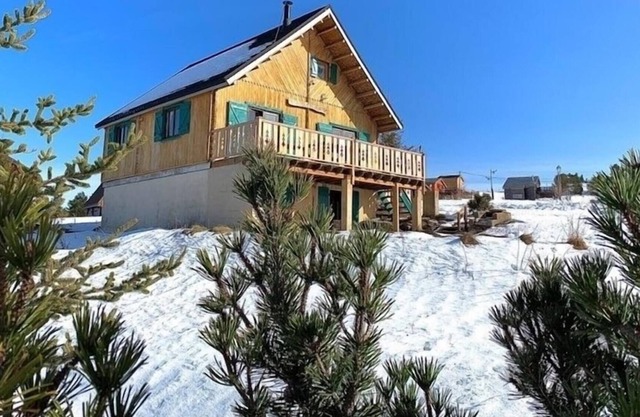 Chalet 'Les Volets Verts' with Mountain View, Private Sauna & Wi-Fi
