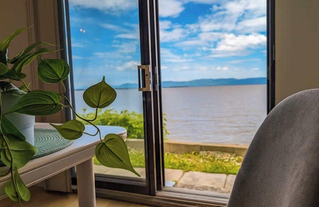 Chalet Loft #5 Waterfront with Spa, Fireplace & Wifi