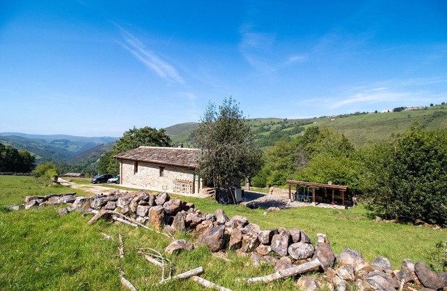 Chalet 'Pasiega El Ojal' with Mountain View, Private Terrace and Wi-Fi