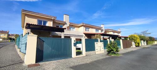 Chalet pareado con piscina comunitaria