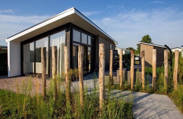 Chalet Strandloper L09 privately situated near sea and beach