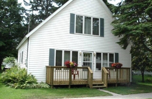 Chalet Style Home Near Empire Beach