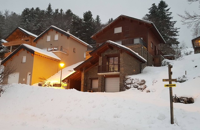 Chalet Tilou, at the foot of the slopes (skiing, hiking), Ax-3-domaines