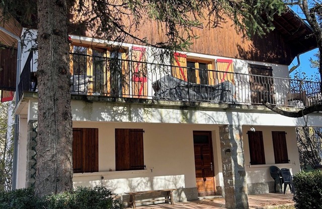 Chalet Tuilerie sleeps 16 - 15 minutes ski station - great year round retreat