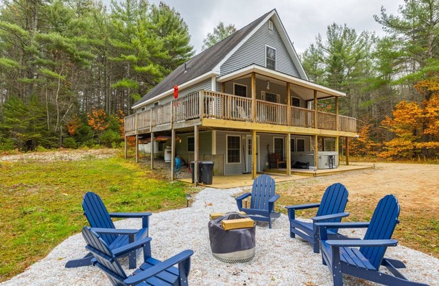 Chalet w/ Fire Pit, Deck, Grill, Kayaks, Hot Tub, Games!