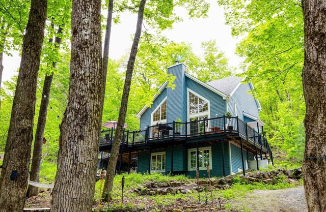 Chalet Watson | Cozy pet-friendly cottage near Gatineau/Ottawa with Home Theatre