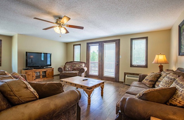 Chalets Resort LAKEFRONT Cottage Free Amenities Dock/Boat Parking Pool & Waterslide