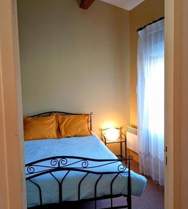 Chambre à l'étage , salle de bains au rez de chaussée