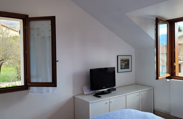 Chambre D'hôtes, Indépendante Dans Maison, au Centre du Village