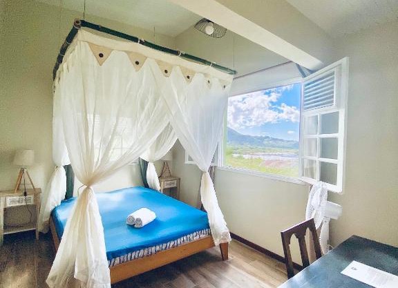 Chambre et SDB privative Ylang Ylang vue Mont Pelée dans maison partagée