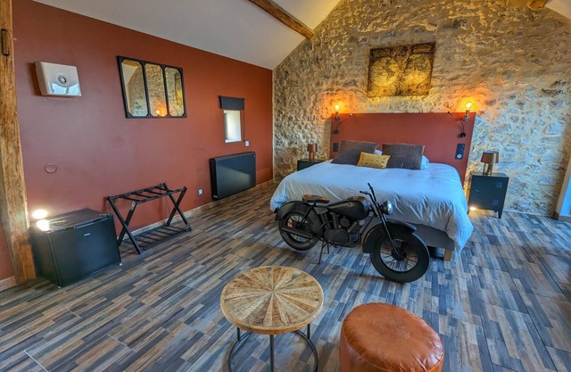 Chambre Industrielle Avec Jacuzzi Privatif Sous les Poutres