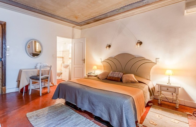 Chambre "Vieille France" avec piscine, jardin et charme provençal à Collias