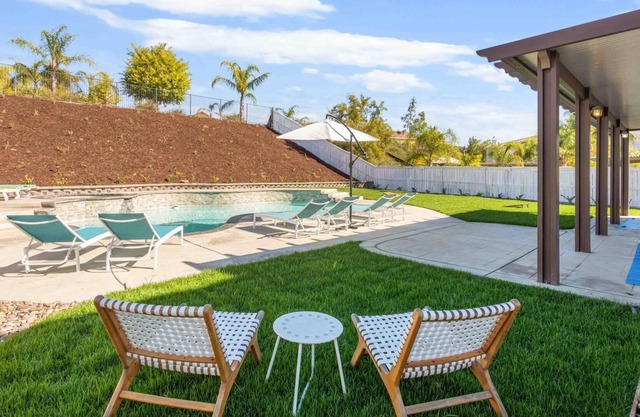 Champagne and Sunshine - Home with Pool & Jacuzzi