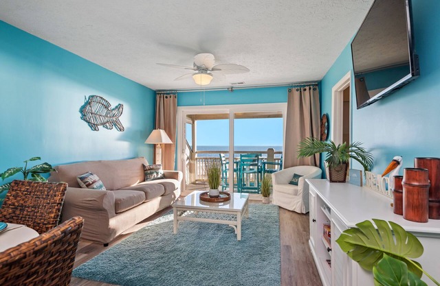 Changing Tides: Tastefully Decorated Condo with Community Pool and Easy Beach Ac