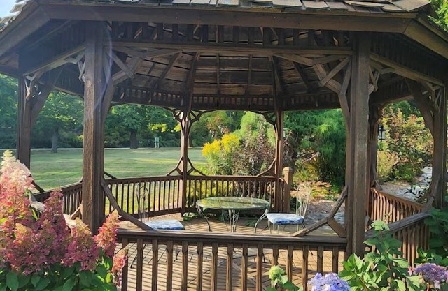 Chanticleer Guest House