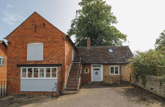 CHAPEL COTTAGE, pet friendly, with a garden in Pershore