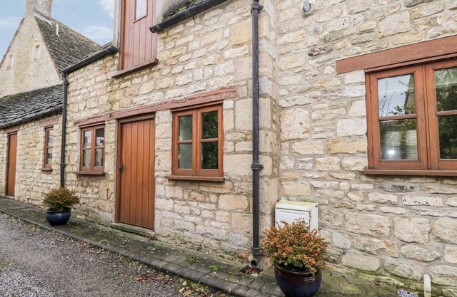 CHAPEL COTTAGE, pet friendly, with a garden in King's Stanley