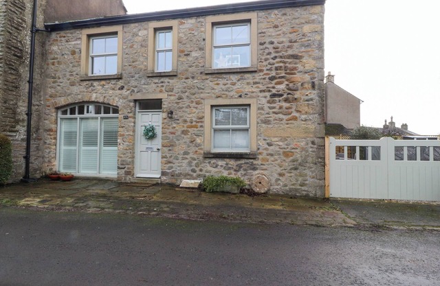 CHAPEL CROFT, pet friendly, with hot tub in Long Preston