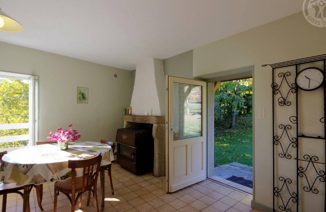 Charming Cottage with Fireplace, Garden & EV Charging - Pet Friendly!