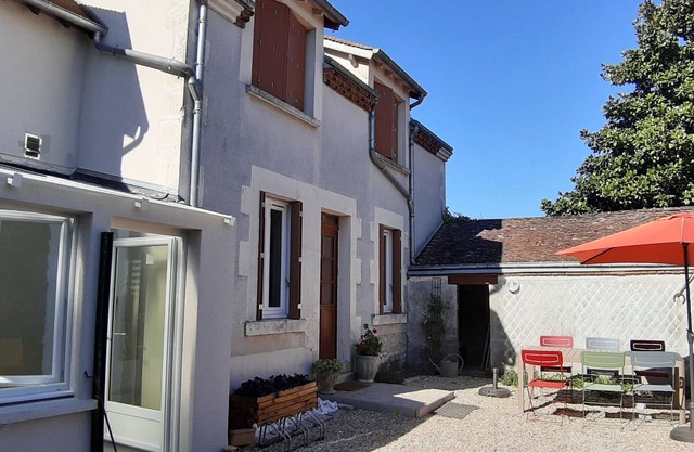 Charming Cottage Near Loire Castles: 3 Bedrooms, Full Amenities, Private Parking, Enclosed Garden.