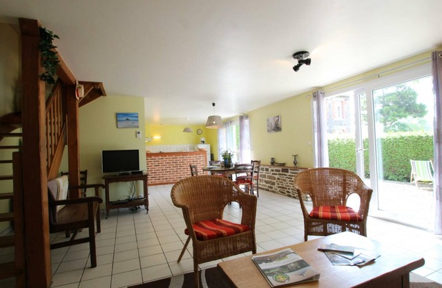 Charming Cottage for 6 near Granville - WiFi, Pet-Friendly, Private Courtyard, Close to Beaches