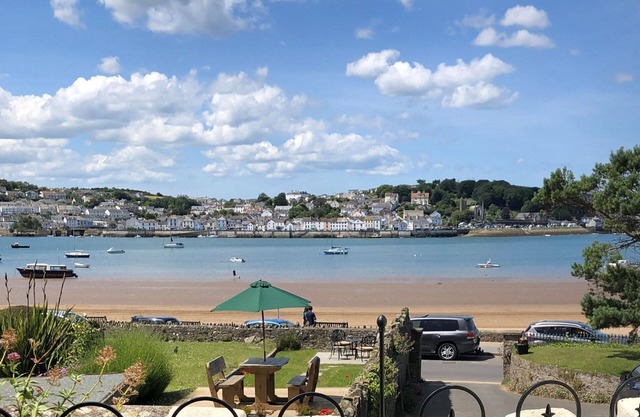 Character 3 bed apartment overlooking the beach sleeps 5 and takes 1 dog
