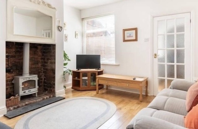 Character cottage. Secluded courtyard garden. Pets welcome by arrangement only