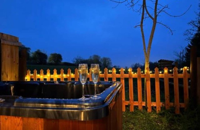 Character cottage with hot tub - NEW