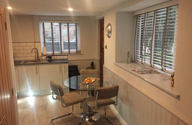 Character Cottage - walking distance of city - free secure parking & wi fi