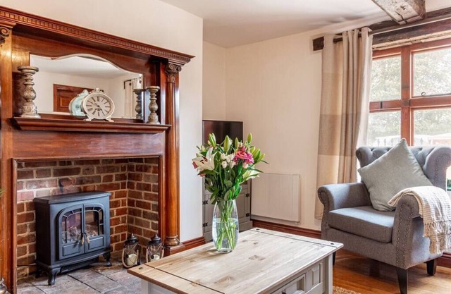 Character, country 2bed house w/garden & parking