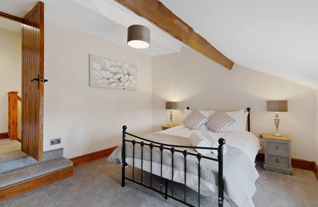 Character, country 2bed house w/garden & parking