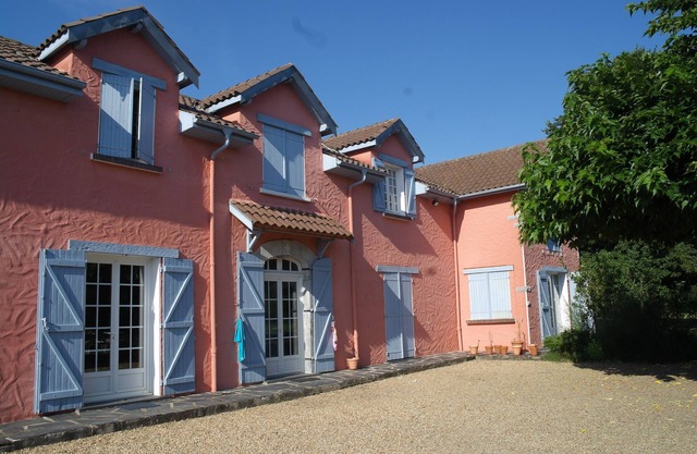 Character Farmhouse with private pool and enclosed park.