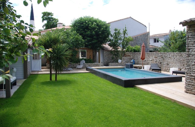 character house with private garden and swimming pool parking