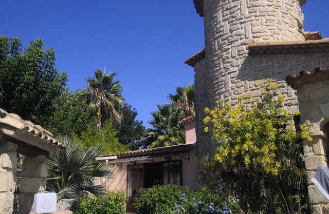 Character villa, air-conditioned, large swimming pool, garage, near beaches