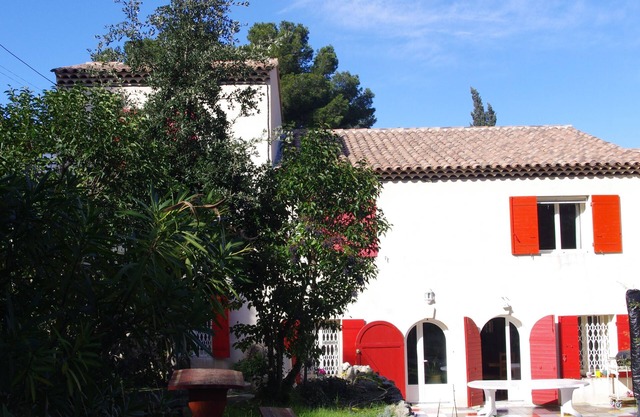 Character villa with 1000 m² garden near the sea, Côte Bleue