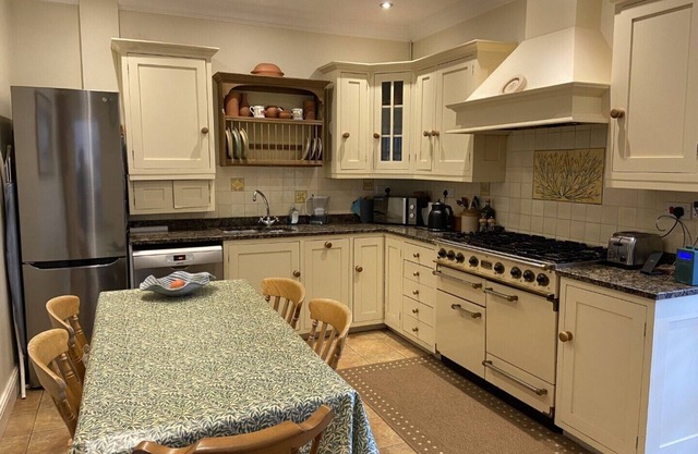 Characterful detached home, walking distance from water, town centre, station