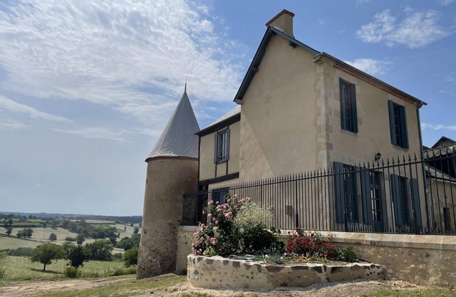 Characterful home with pool, parking, pets allowed, wifi