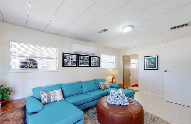 Charismatic getaway two miles to the beach with WiFI & central AC - snowbirds OK