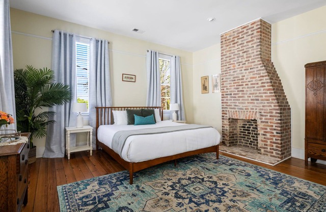 Charleston Condo: Steps to King St Sleeps 8!