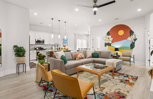 Charleston-themed House for 10!