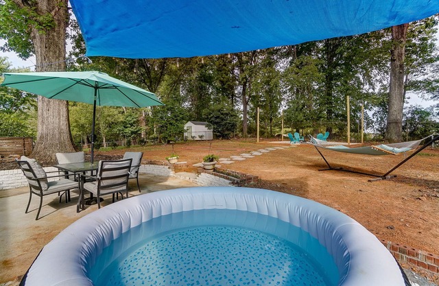 Charlotte 3BR Getaway | Hot Tub Mini Golf Pet-Friendly Fire Pit