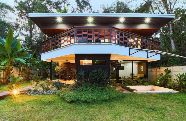 Charming 2-bedroom villa with WiFi, AC, Pool in vibrant Playa Negra,Puerto Viejo