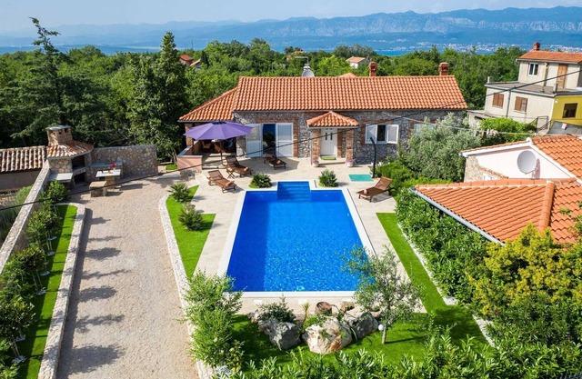 Charming Villa Azul with Pool, Jacuzzi & Sauna
