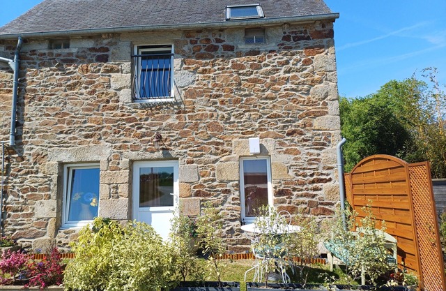 Charmant Cottage 4 Personnes, , au Centre de la Côte D'emeraude Plages à 7kms