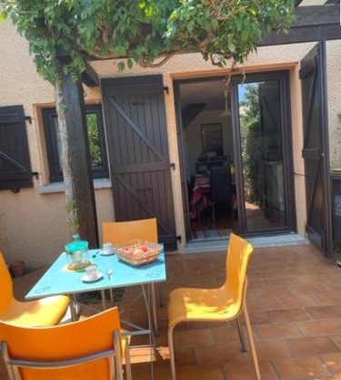 Charmante maisonnette 5ARE44 Charming little house with lovely outdoor