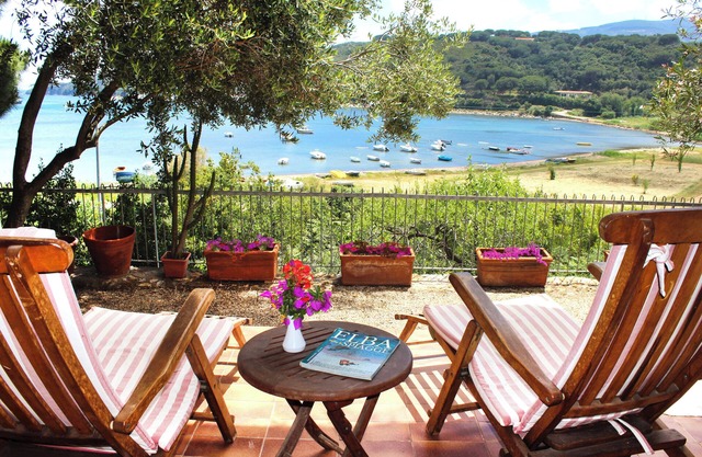 Charmante Villa 50 m vom Meer entfernt, mit Garten. Vier Gäste.