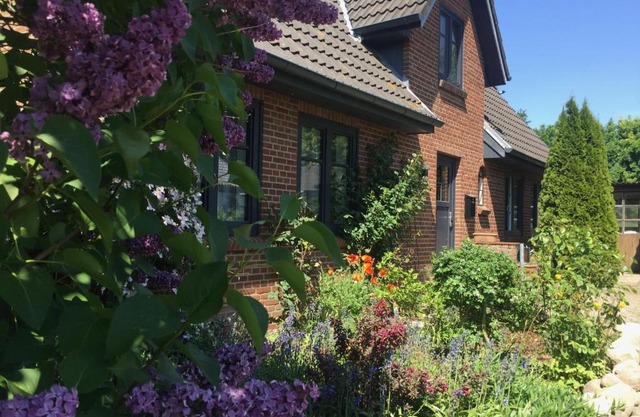 Charmantes Haus mit zwei Ferienwohnungen und großem Garten in Aventoft - Enjoy!