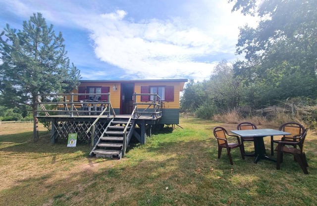 Charming 24m² Caravan for 4, Terrace, Nature, Fishing, Pet-Friendly
