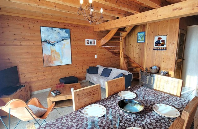 Charming South-Facing Chalet for 6 with Terrace, TV, and Pet-Friendly in Saint-Michel-de-Chaillol